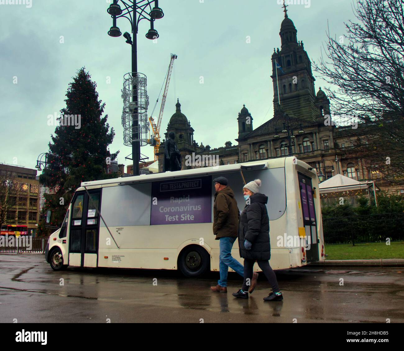 Glasgow, Scozia, UK 30 novembre, 2021.UK Meteo:Storm Arwen passato e la gente del posto è andato circa il loro commercio nonostante il tempo sotto la sensibilità di perdita ora cop26 ha lasciato la città. Il giorno di st andrews Rapid coronavirus luogo di prova mobile nel centro della città di piazza george. . Credit Gerard Ferry/Alamy Live News Foto Stock