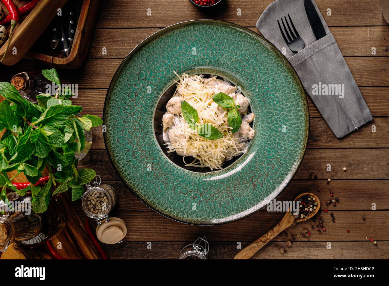 Fetuchini al sugo di panna con pollo e funghi Foto Stock