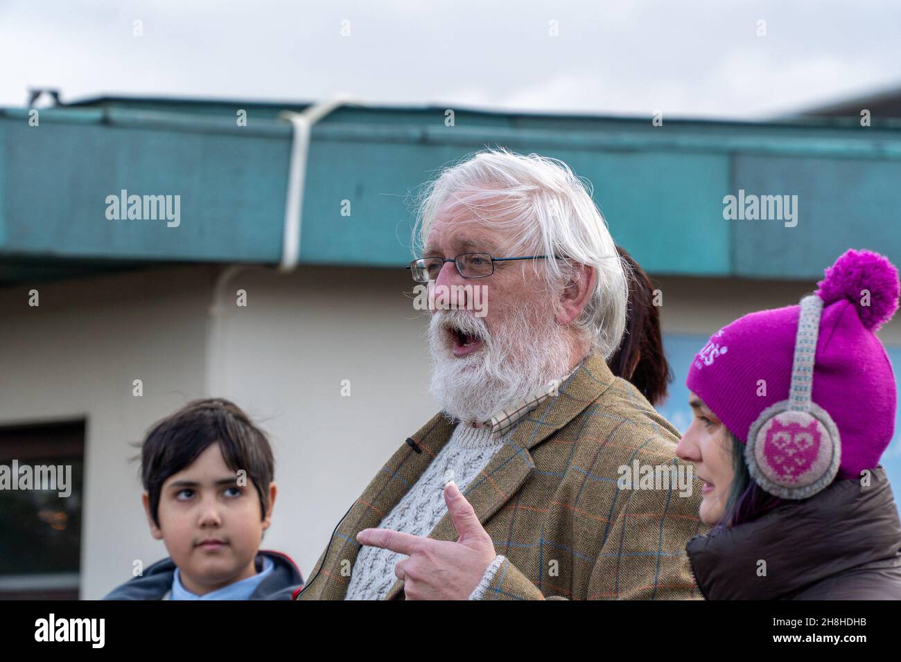 HMP Saughton Prison, Edimburgo, Scozia, 30 novembre 2021: Nella foto - Craig Murray è uscito dalla prigione. Craig Murray, è stato condannato a 8 mesi in prigione, per la sua relazione sul processo di Alex Salmond, è stato trovato in disprezzo di corte, per apparente identificazione del puzzle. Craig è stato l'unico giornalista a riferire sul caso delle difese durante il processo. Craig è la prima persona ad essere imprigionata nel Regno Unito per un disprezzo dei mezzi di comunicazione di corte per oltre 50 anni, e in Scozia per oltre 70 anni. Credit:Barry Nixon/AlMay Live News Foto Stock