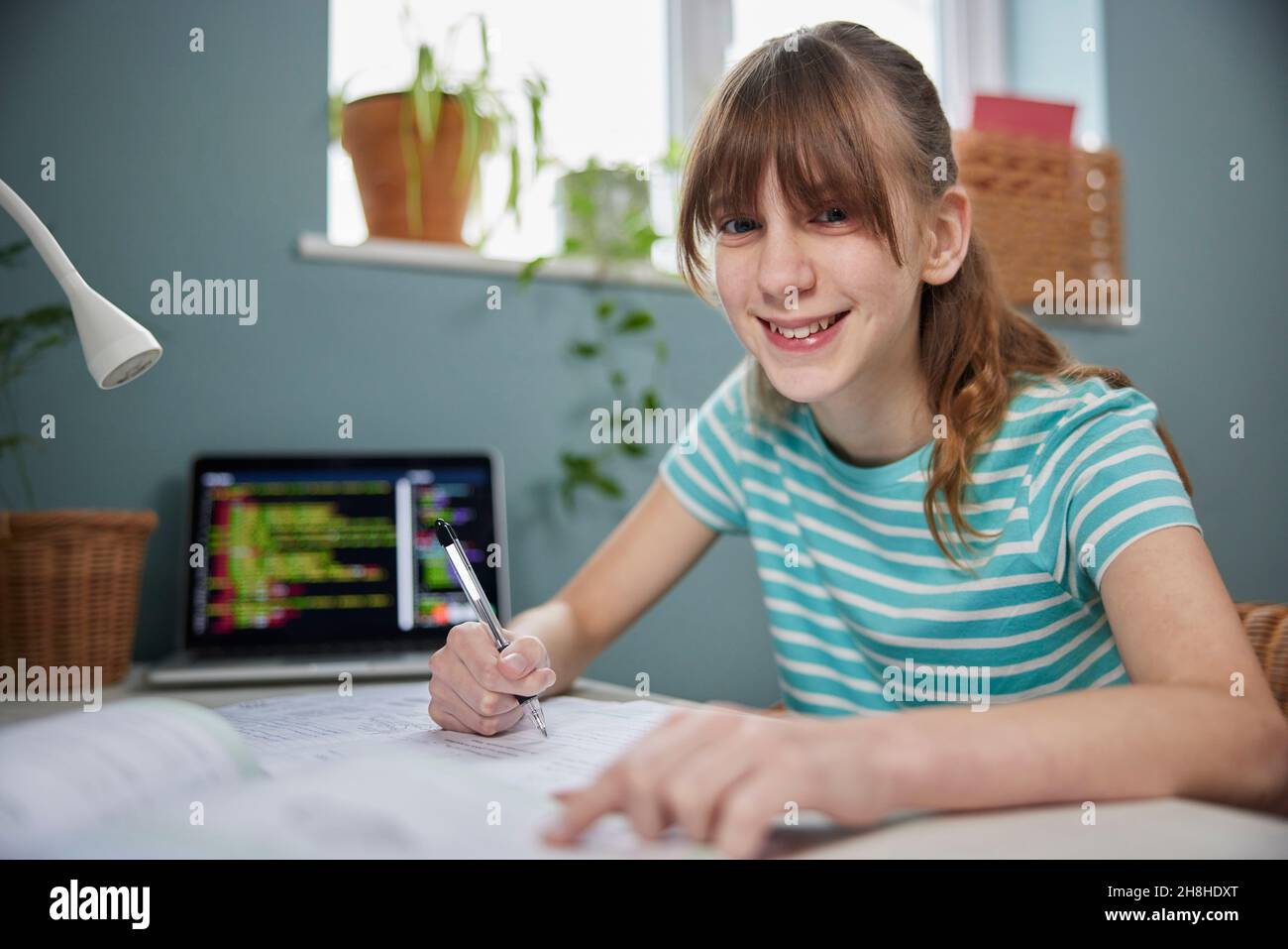Ritratto della ragazza di adolescente che fa il lavoro alla scrivania nella camera da letto Foto Stock