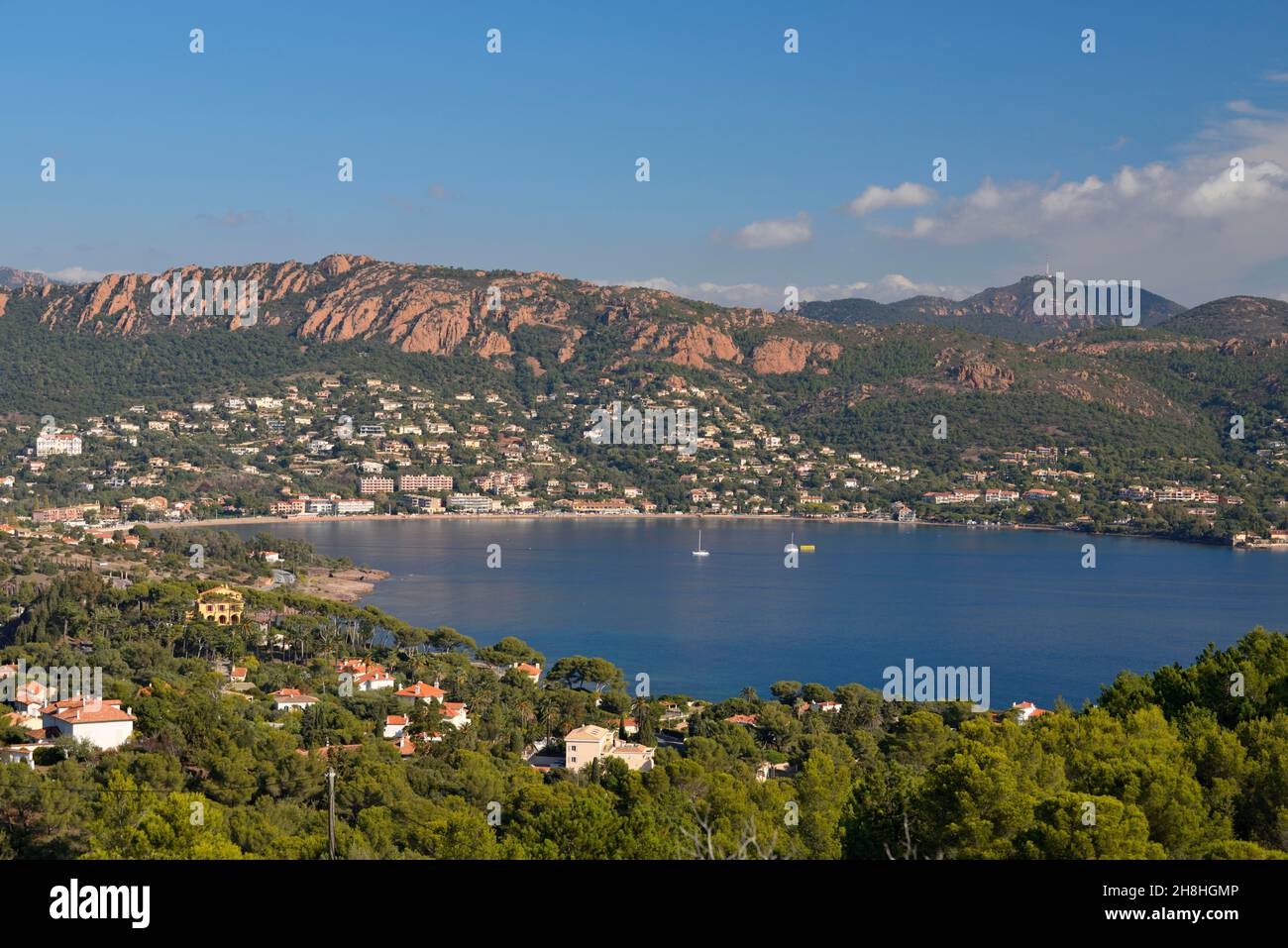 Francia, Var, Saint Raphael, agay, rocce rosse del Massif de l'Esterel (Massif Esterel) e la baia di Agay Foto Stock