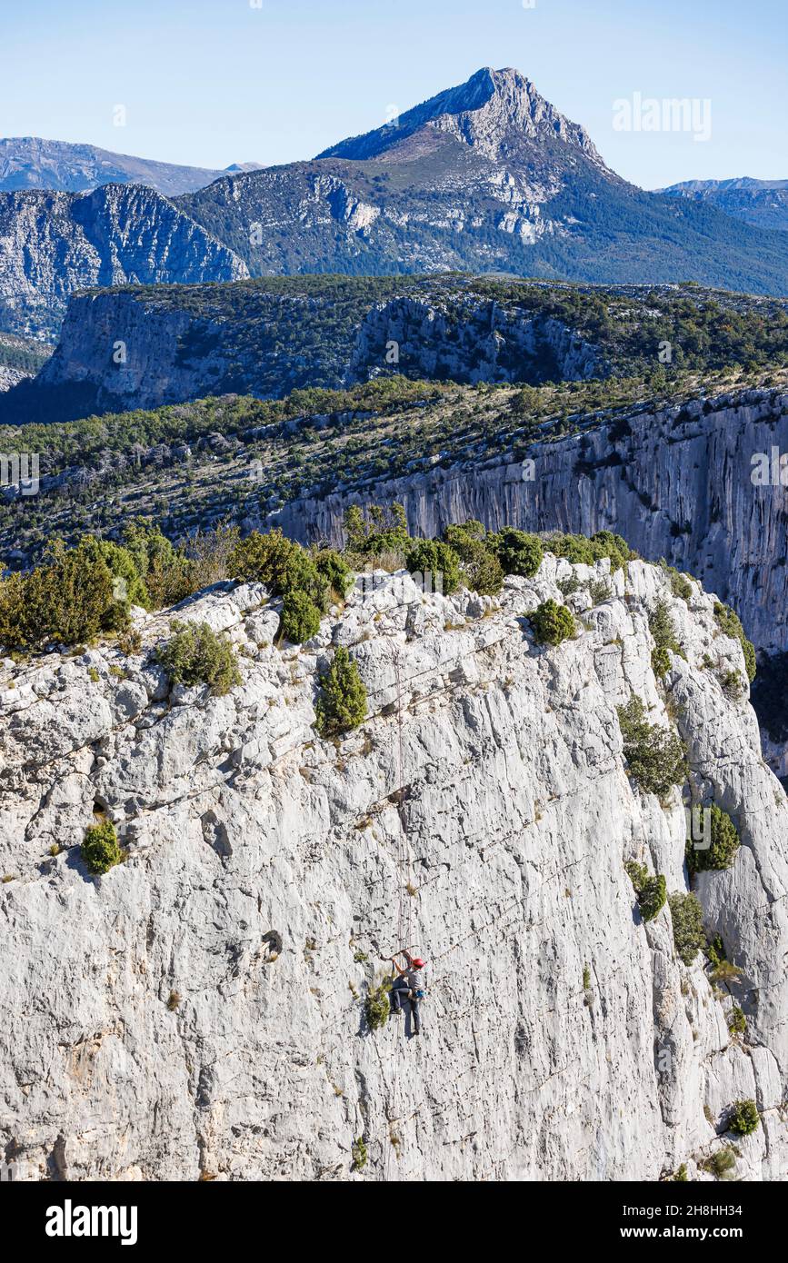 Francia, Alpes de Haute Provence, la Palud sur Verdon, un uomo che domina una scogliera della gola del fiume Verdon Foto Stock