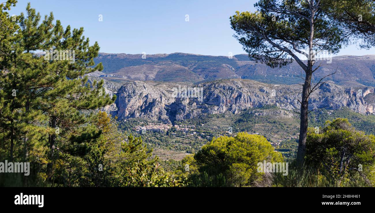 Francia, Alpes de Haute Provence, Moustiers Ste Marie, etichettato Les Plus Beaux Villages de France (i più bei villaggi di Francia), il villaggio ai piedi della scogliera Foto Stock