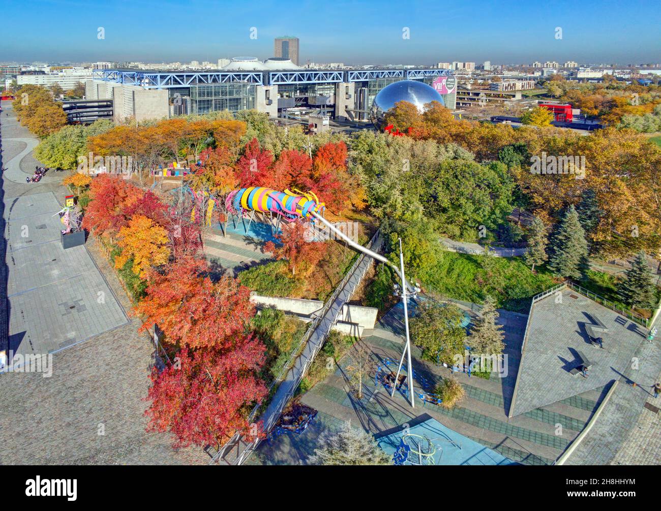 Francia, Parigi, il parco la Villette progettato da Bernard Tschumi con la géode e la Città delle Scienze e dell'industria Foto Stock