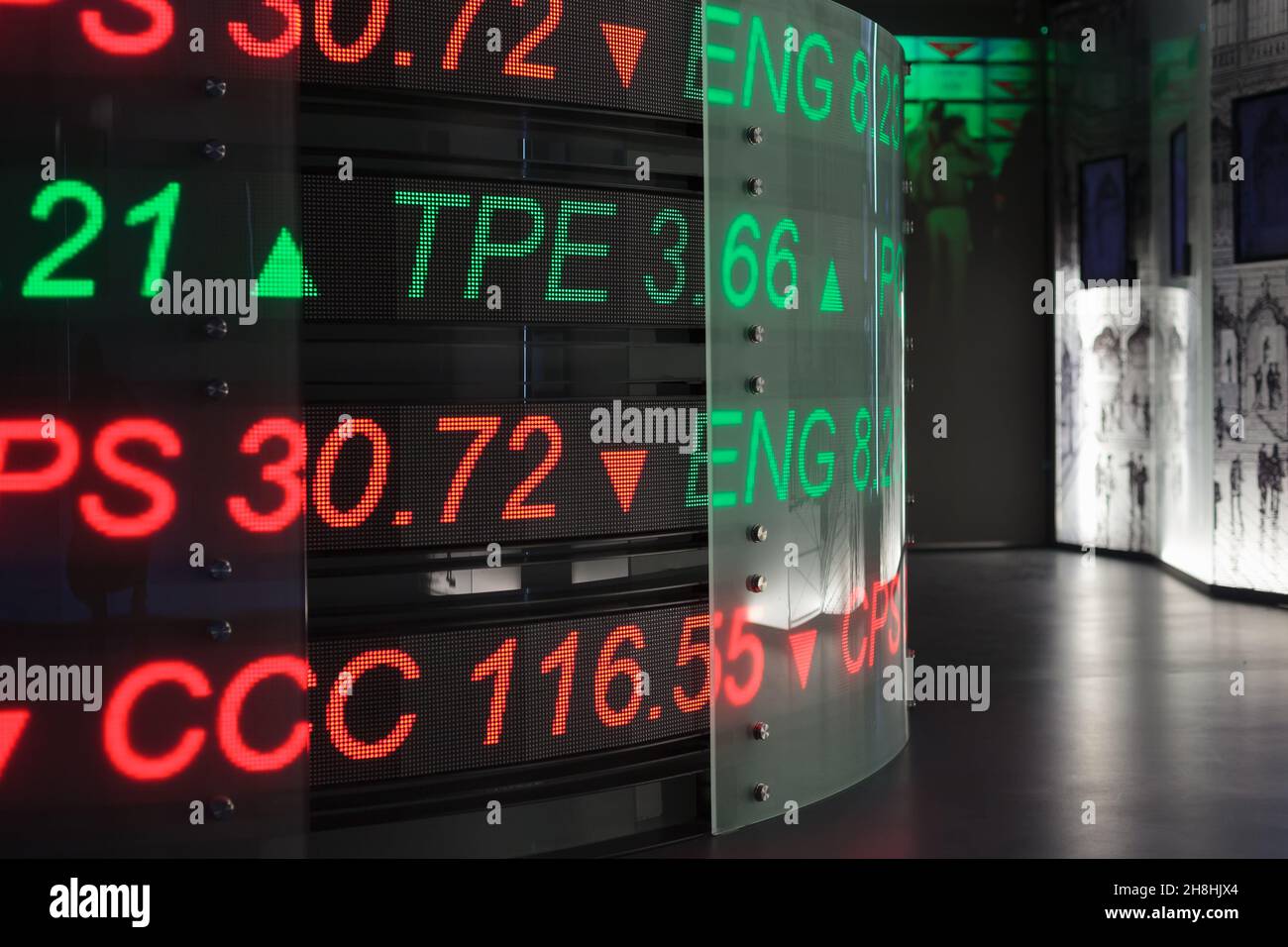 Warszawa, Polonia - Giugno 05.2021: NBP Money Center, museum.dati finanziari sul monitor, cartellone a candelabro della Borsa, grafico del mercato della torta sullo schermo Foto Stock