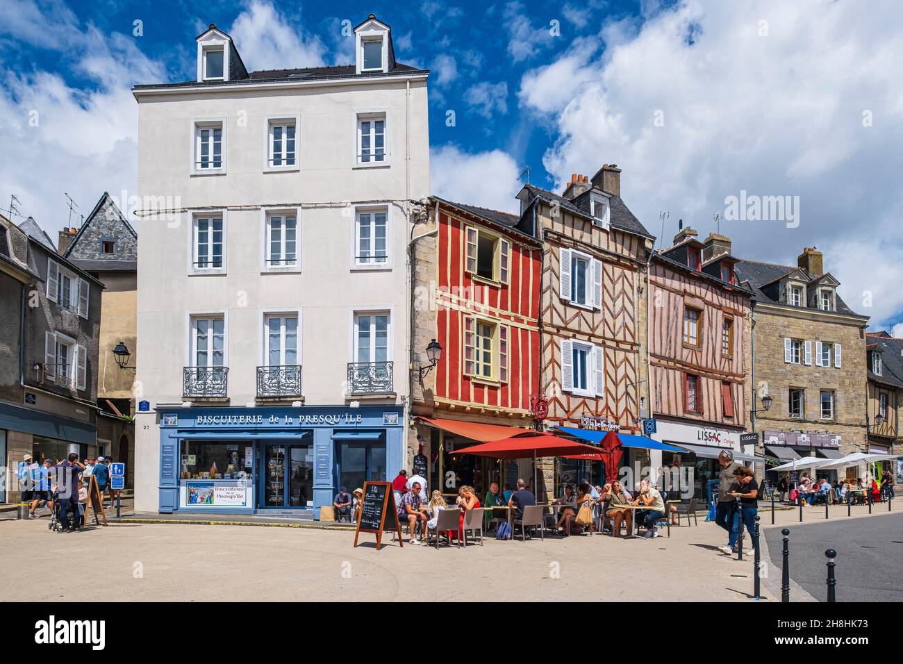 Francia, Morbihan, Golfo di Morbihan, Vannes, Città d'Arte e Storia, centro storico, case medievali di piazza Lices Foto Stock