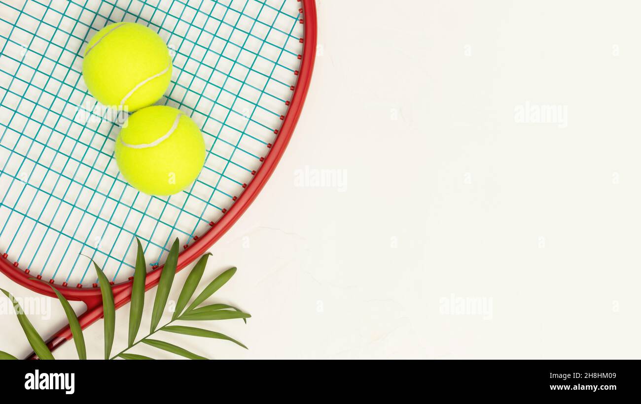 Tennis. Composizione sportiva con palline da tennis gialle su racchetta con foglia di palma su sfondo bianco con spazio di riproduzione. Sport e stile di vita sano. Il Foto Stock