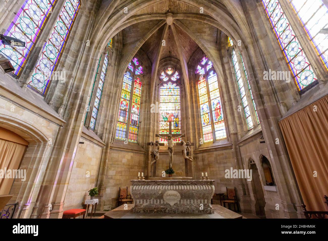 Francia, Mosa, Bar le Duc etichettato Ville d'art et d'histoire (Città d'arte e di storia), ex chiesa collegiata di Saint Antoine oggi chiesa Saint Antoine in stile gotico fiammeggiante con elementi in stile rinascimentale costruito tra il 1315 e il 1630, Il coro ospita uno dei capolavori dello scultore di Lorena Ligier Richer le Christ en croix entre les 2 larrons (Gesù Cristo sulla croce e i 2 ladri) Foto Stock
