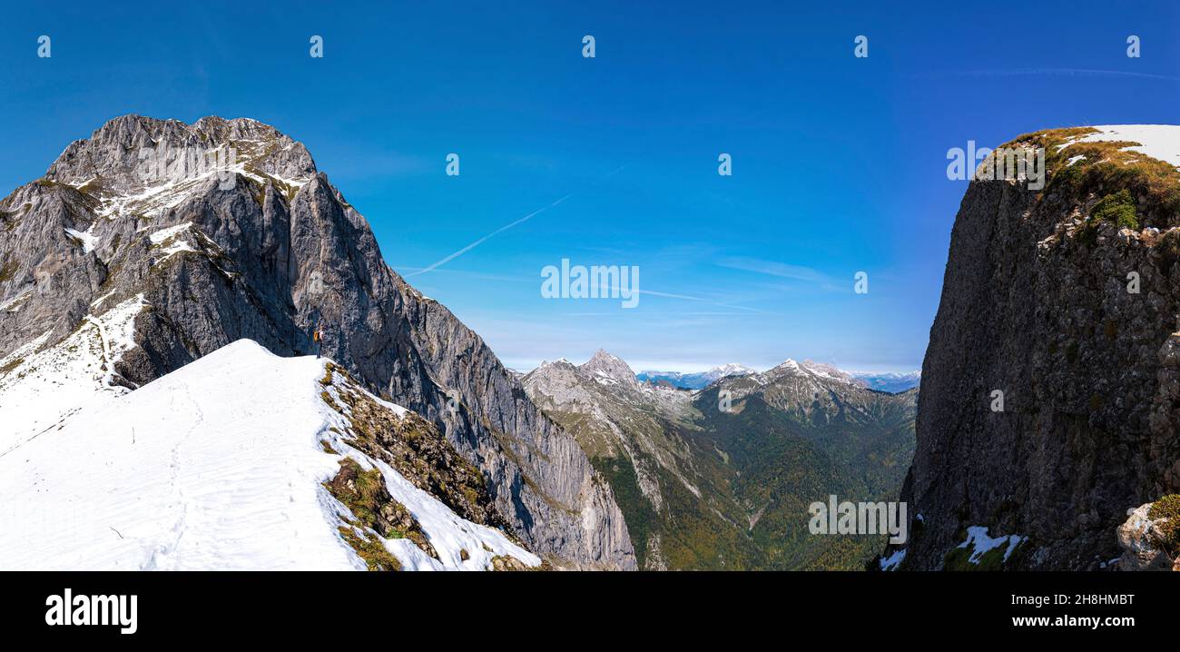 Francia, Savoia, massiccio e parco naturale regionale Bauges, École-en-Bauge, la combe d'Armenaz, escursionista a piedi sulla cresta tra il Mont d'Armenaz (2158 m) e il Pécloz (2197 m) Foto Stock