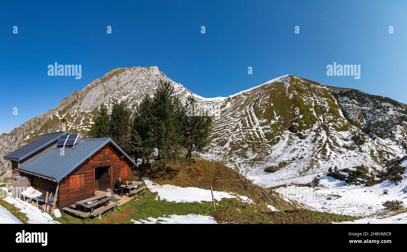 Francia, Savoia, massiccio e Bauges parco naturale regionale, École-en-Bauge, la combe d'Armenaz, escursionista in posa allo Chalet des Gardes con il Mont Pécloz (2197 m) a sinistra e il Mont d'Arménaz (2158 m) a destra sullo sfondo Foto Stock