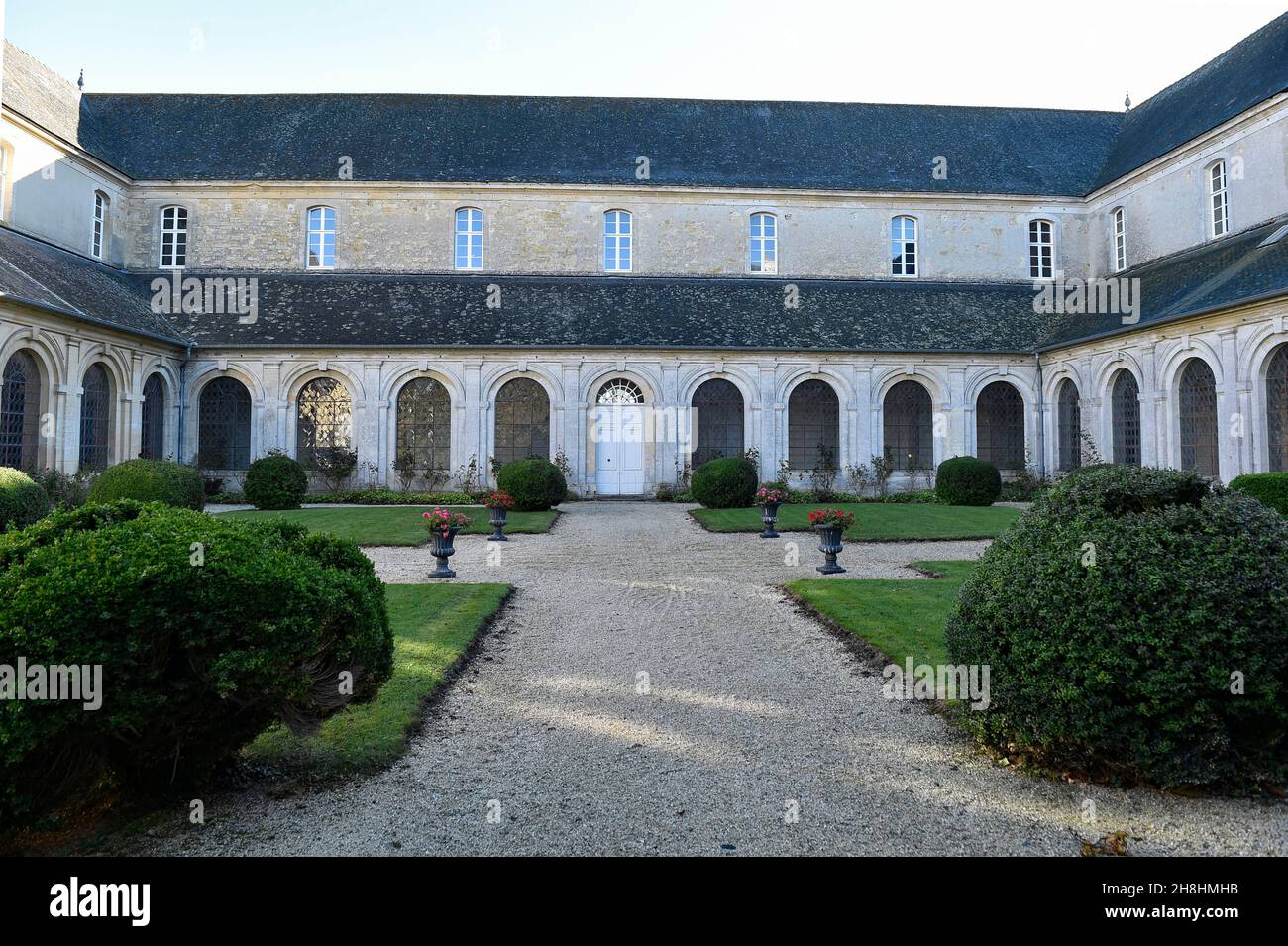 Francia, Calvados, Abbazia di Juaye-Mondaye, l'unica abbazia dell'Ordine Premontre in Francia, chiostro Foto Stock