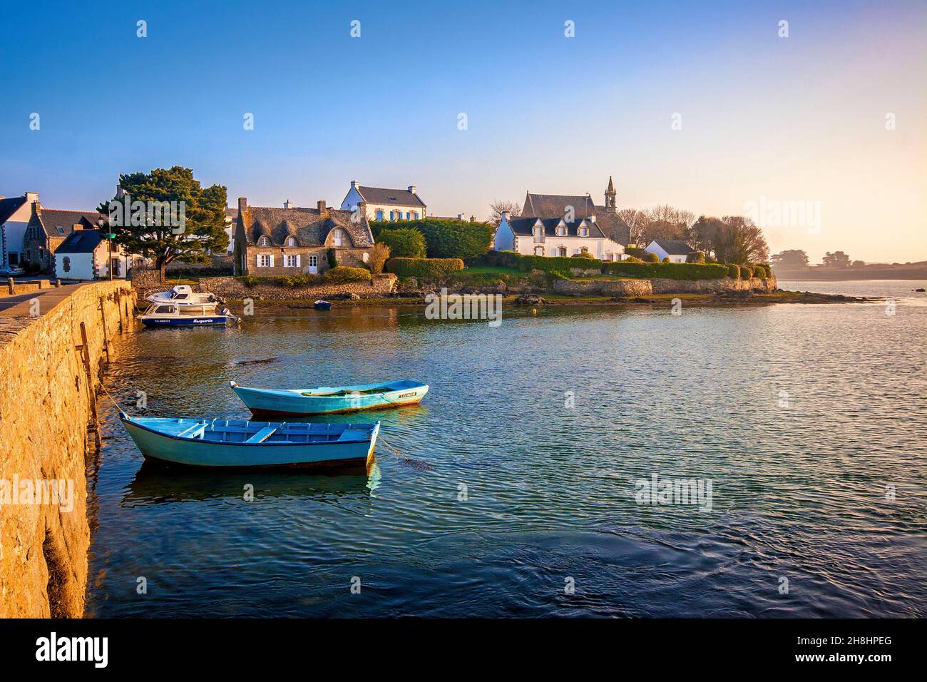 Francia, Morbihan (56), Ria d'Etel, Belz, Saint-Cado, Barques au mouillage devant l'île de Saint-Cado au Lever du jour Foto Stock