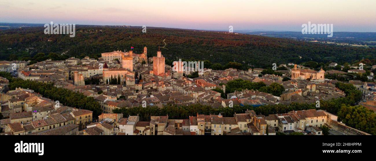 Francia, Gard, Pays d'Uzege, Uzes, il castello Ducale conosciuto come la Duche e Cattedrale di St Theodorit con la torre Fenestrelle (vista aerea) Foto Stock