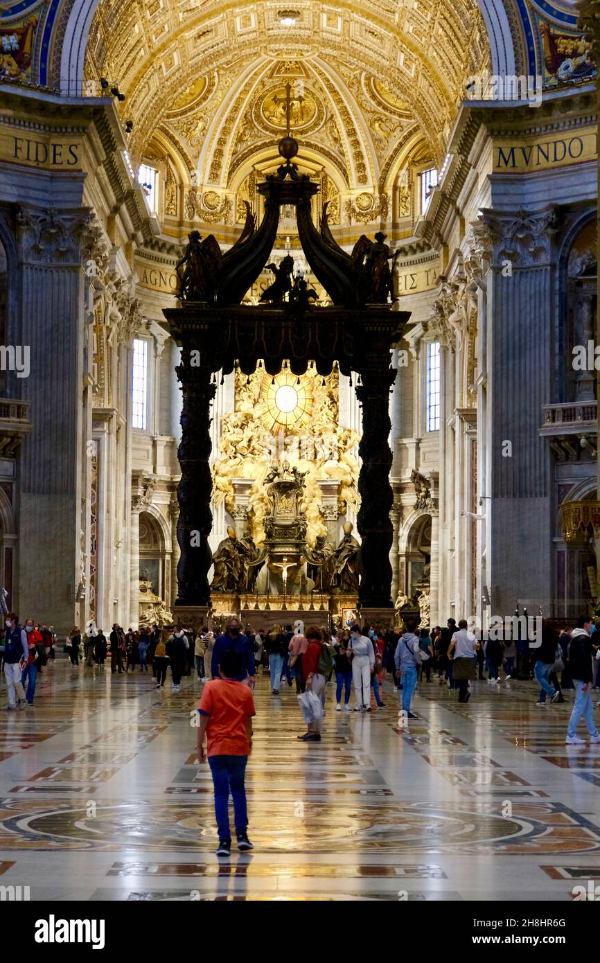 Italia, Lazio, Roma, Città del Vaticano Patrimonio Mondiale dell'UNESCO, Piazza San Pietro, Basilica di San Pietro a Roma (Basilica di San Pietro), la navata centrale e il baldacchino del Bernini Foto Stock