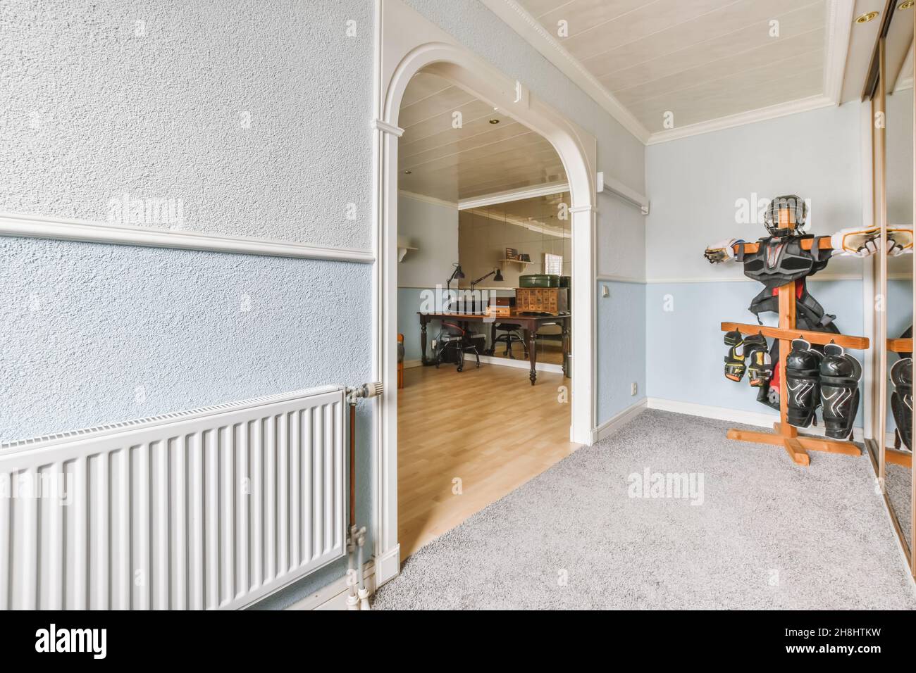 Una piccola stanza stretta con un grande arco che porta a sua volta ad un'altra stanza Foto Stock