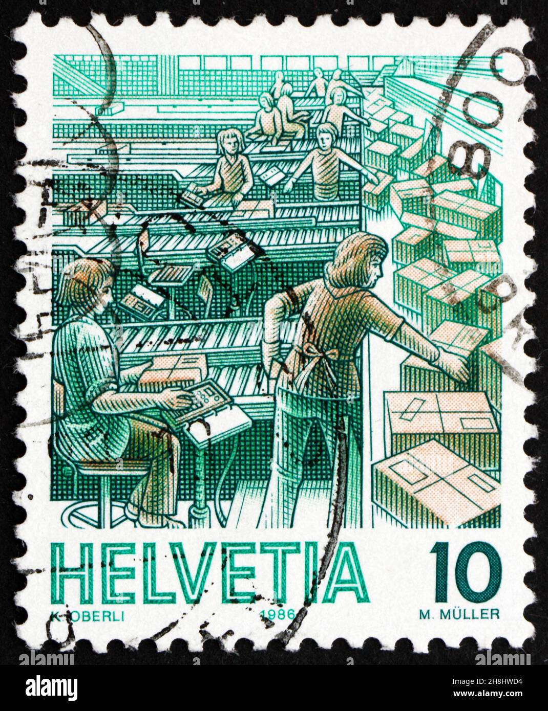SVIZZERA - CIRCA 1986: Un francobollo stampato in Svizzera mostra Parcel Sorting, Mail Handling, circa 1986 Foto Stock