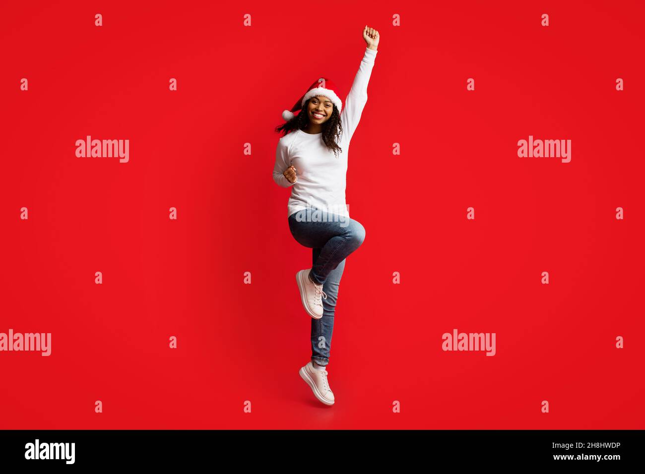 Allegra giovane afroamericana che celebra il successo Foto Stock