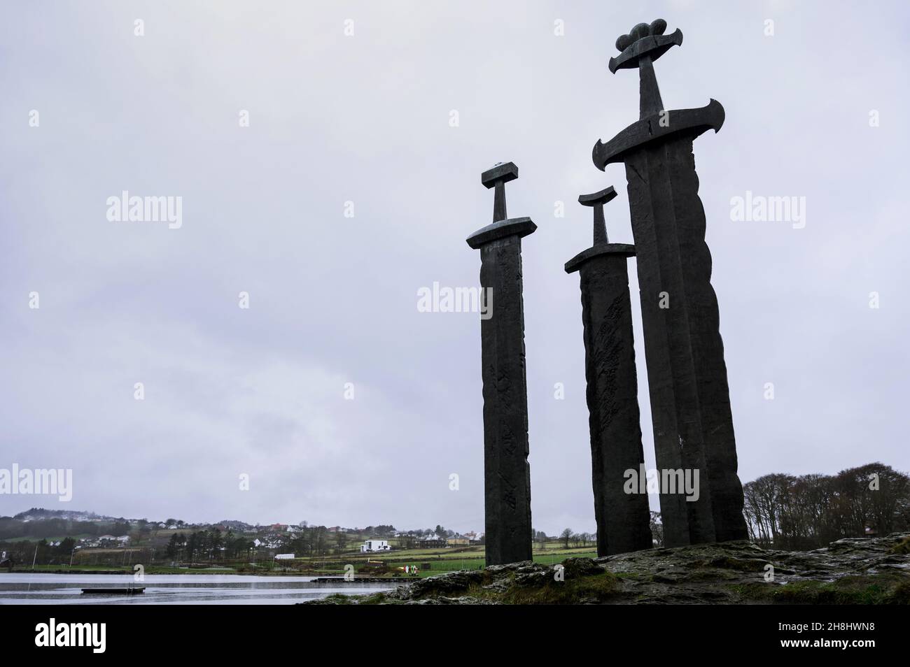 Swords in Rock (Sverd i fjell), monumento situato nel quartiere Hafrsfjord di Madla, Stavanger. Giorno di pioggia nuvolosa in Norvegia. Foto Stock