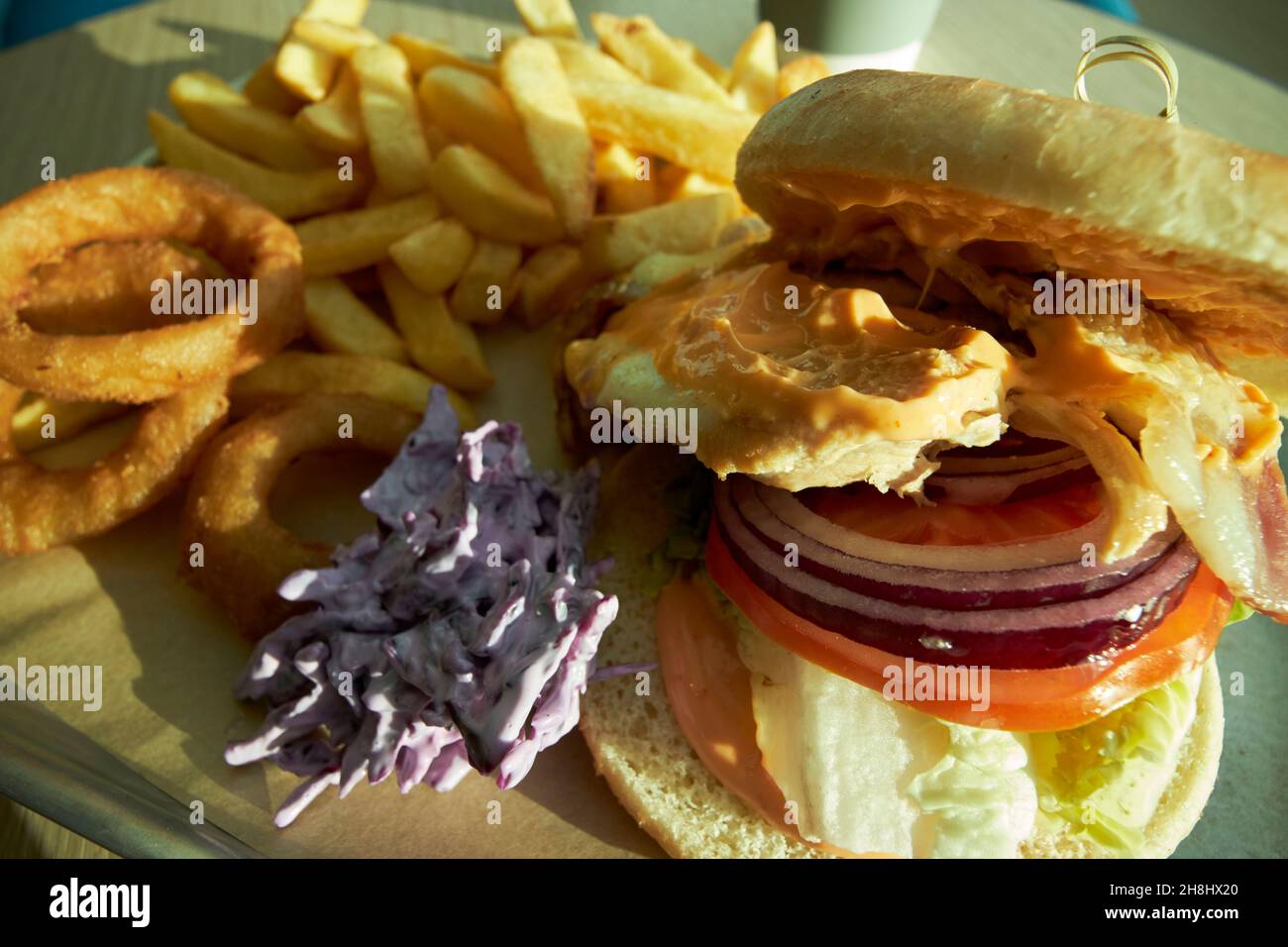 pollo hamburger cipolle anelli coleslaw e patatine fritte pasto liverpool, merseyside, regno unito Foto Stock