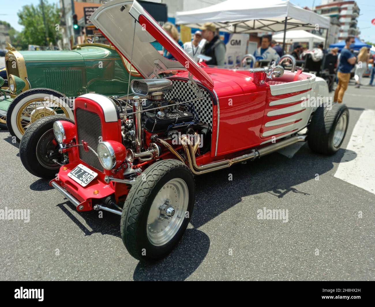 BUENOS AIRES, ARGENTINA - Nov 08, 2021: Asta calda sportiva Ford V-8 modello 18 1932. Modificato per migliorare la velocità e l'accelerazione delle corse. Aprire il cofano. Expo Foto Stock