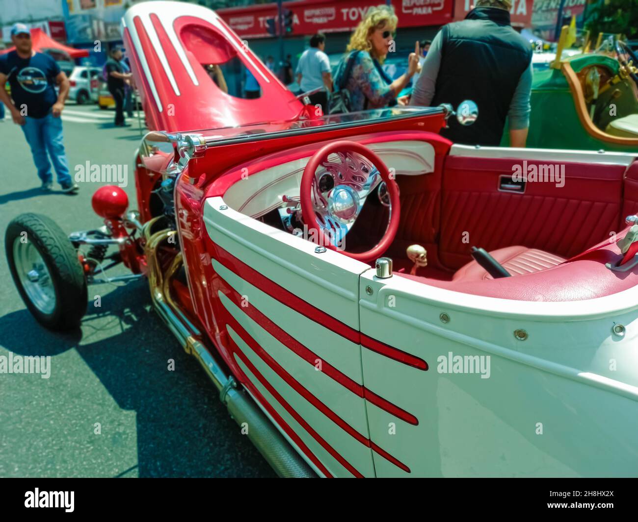 BUENOS AIRES, ARGENTINA - Nov 08, 2021: Asta calda sportiva Ford V-8 modello 18 1932. Modificato per migliorare la velocità e l'accelerazione delle corse. Aprire il cofano. Expo Foto Stock