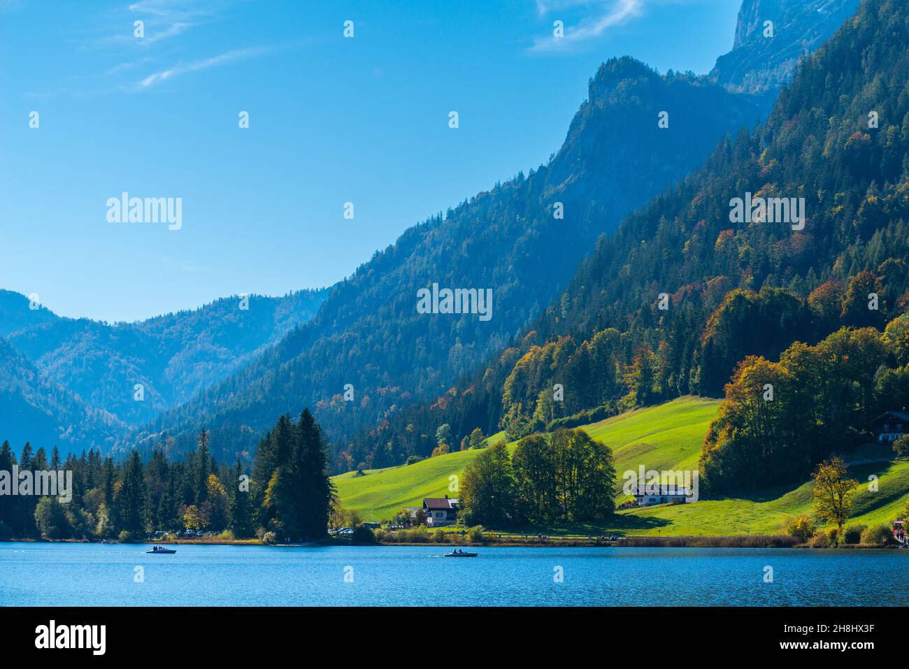 Lago di Hintersee nelle Alpi bavaresi nei suoi meravigliosi colori autunnali, Ramsau vicino Berchtesgaden, alta Baviera, Germania meridionale, Europa Foto Stock