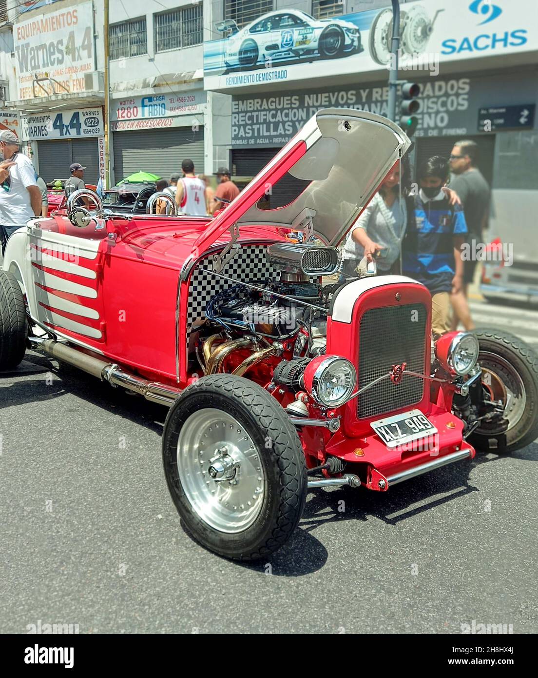 BUENOS AIRES, ARGENTINA - Nov 08, 2021: Asta calda sportiva Ford V-8 modello 18 1932. Modificato per migliorare la velocità e l'accelerazione delle corse. Aprire il cofano. Engin Foto Stock