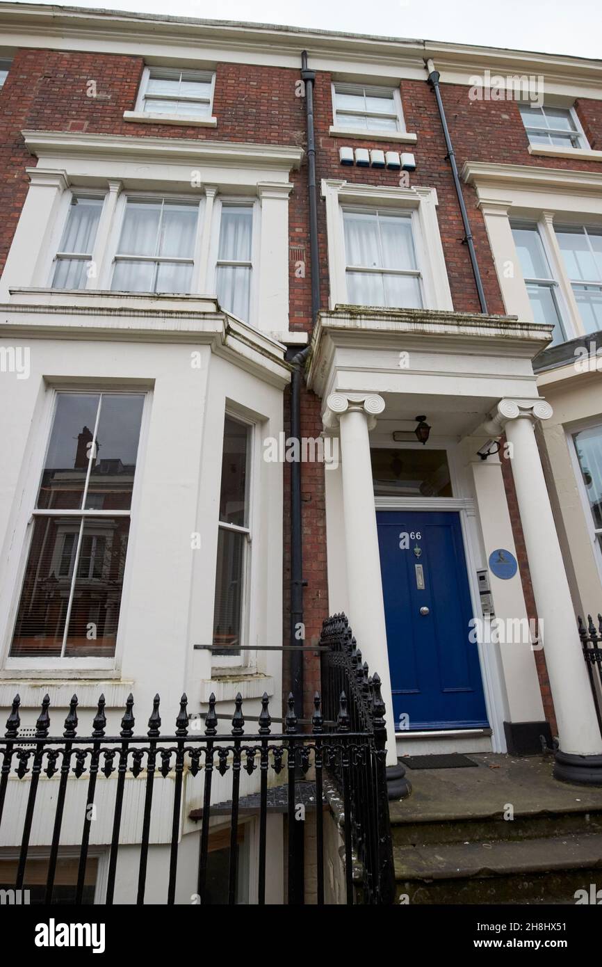 66 huskisson st liverpool casa georgiana con placca blu per il mercante e musicista di cotone alfred rodewald liverpool, merseyside, regno unito Foto Stock