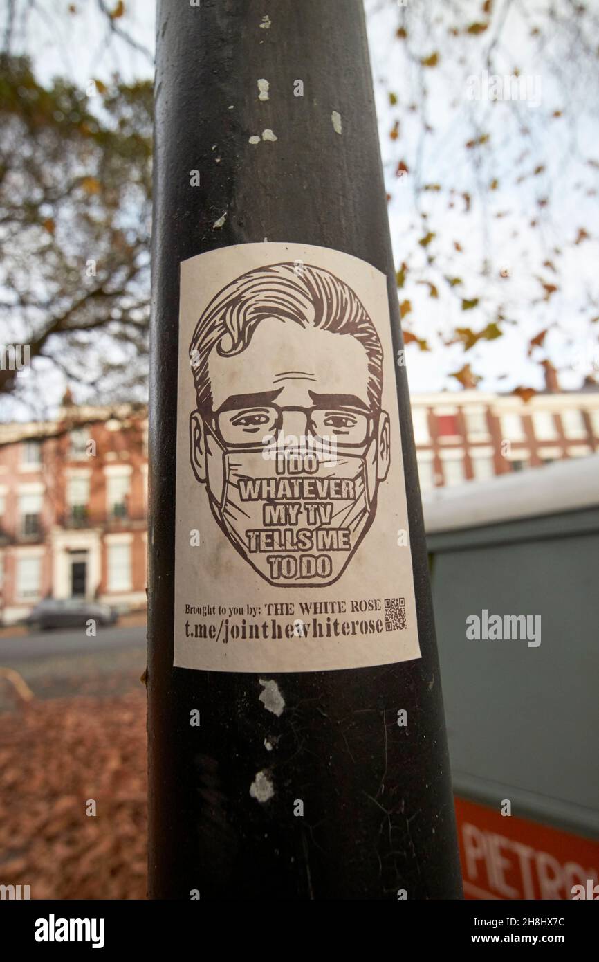 l'adesivo bianco rosa anti covid vax su un lampione a liverpool, merseyside, regno unito Foto Stock