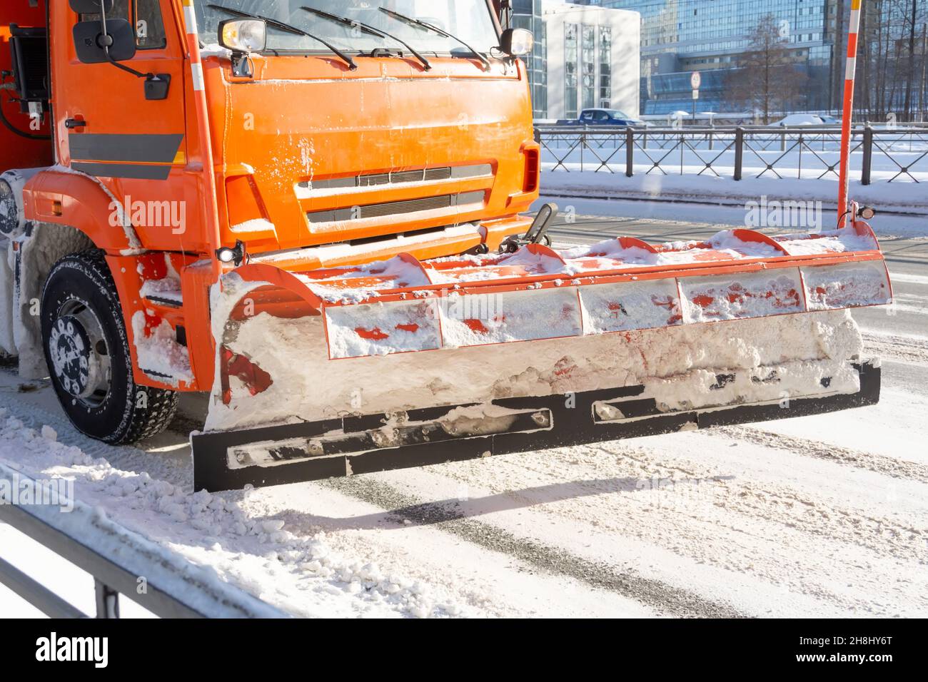 Carrello spazzaneve su strada che spinge lateralmente la neve Foto Stock