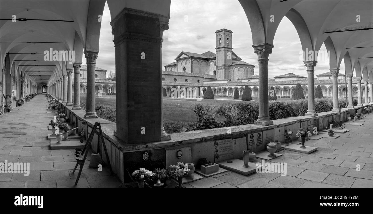 FERRARA, ITALIA - 9 NOVEMBRE 2021: Il cimitero Certosa di Ferrara e la chiesa Chiesa di san Cristoforo. Foto Stock