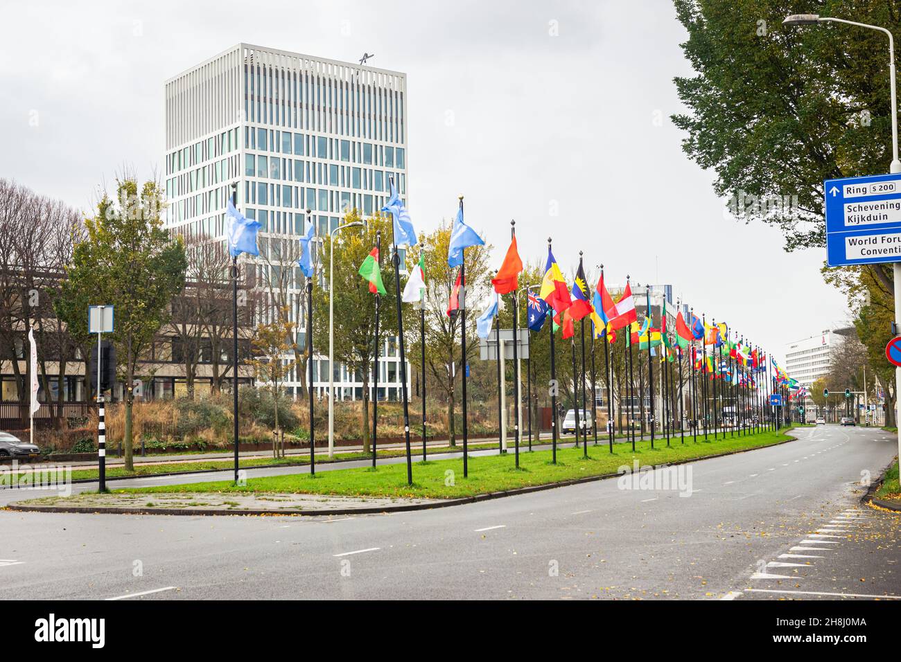 Bandiere di tutti i paesi del mondo di fronte al World Forum Building a l'Aia, Olanda. Foto Stock