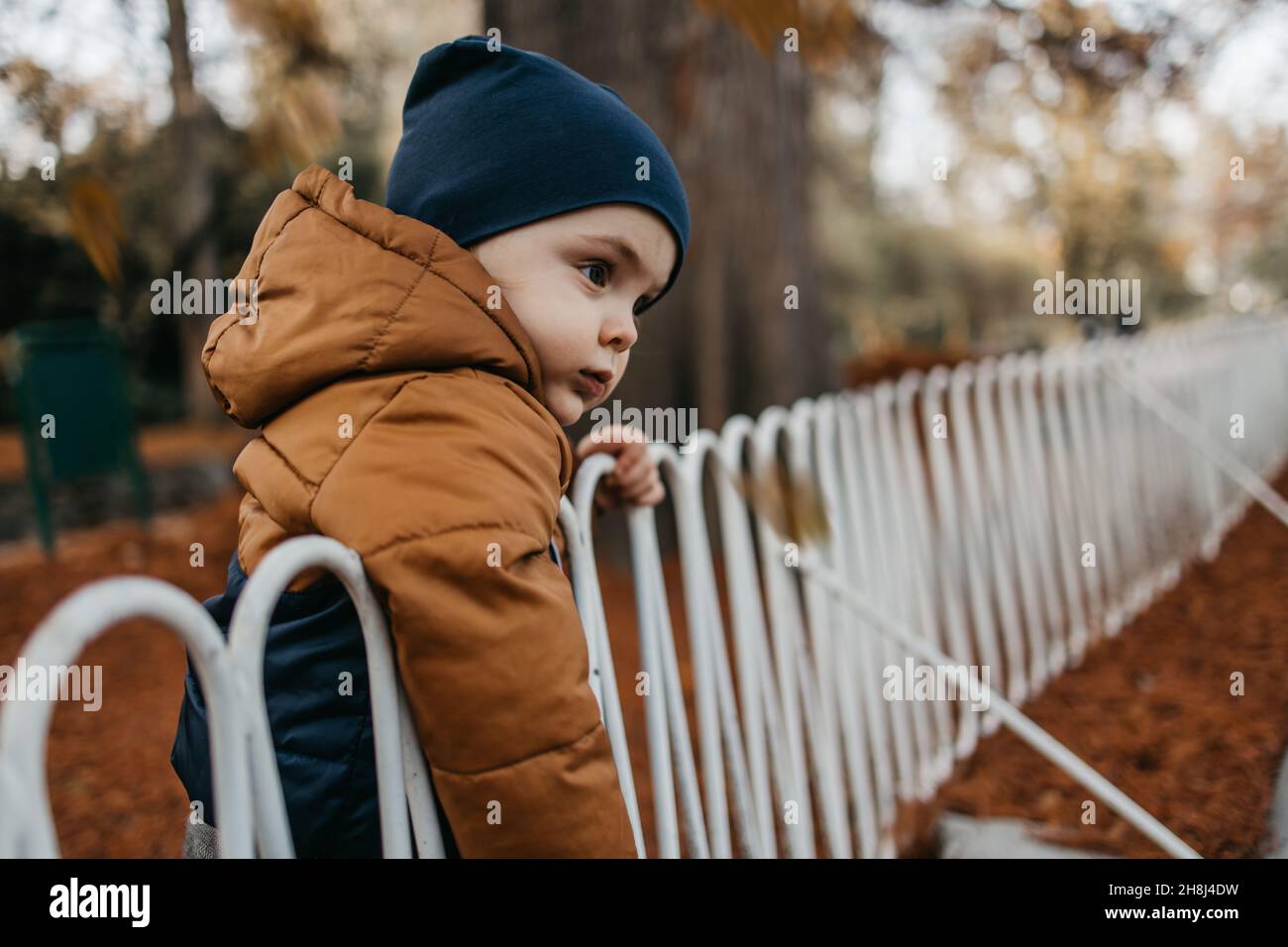 Adorabile ragazzo di un anno che cammina e gioca nel parco autunnale. Foto Stock