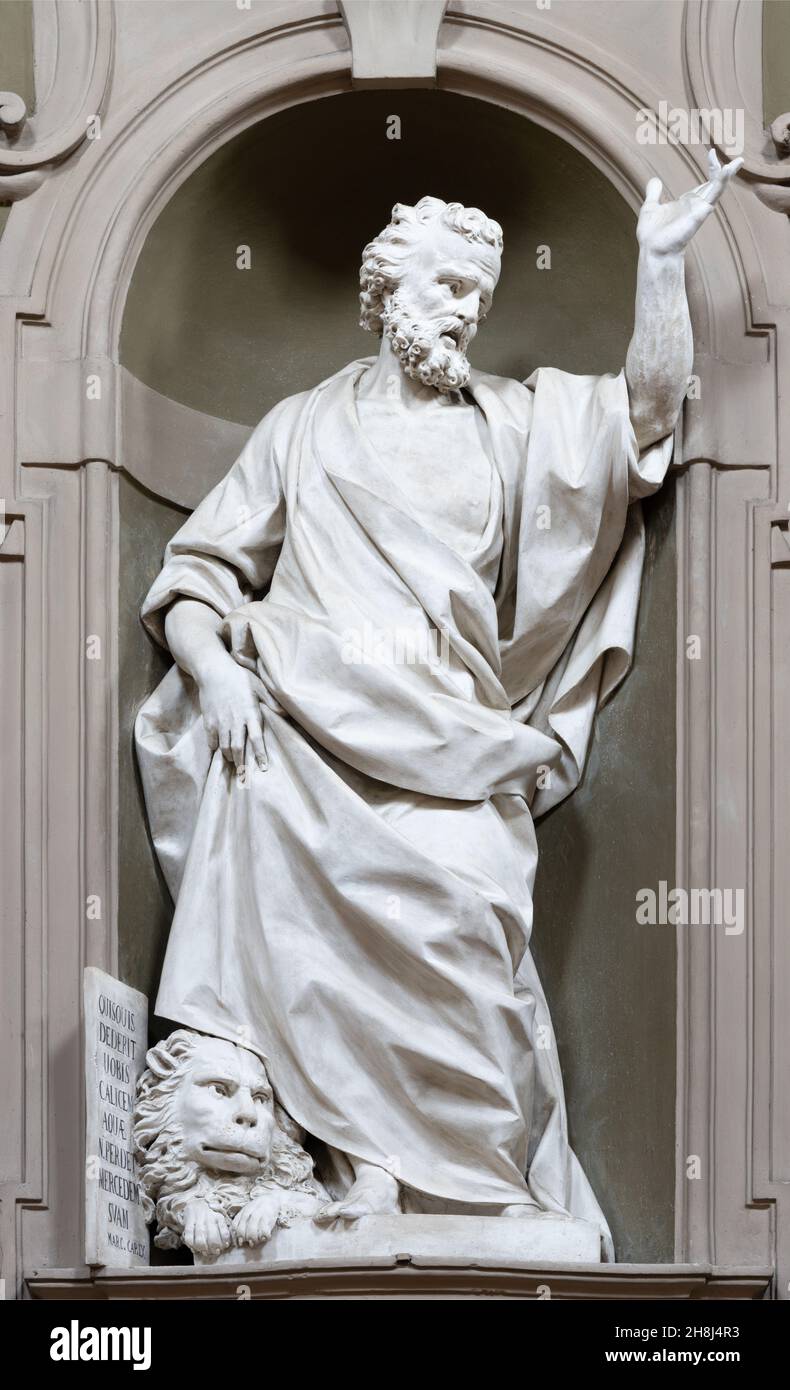 Forlí, ITALIA - 11 NOVEMBRE 2021: La statua di San Marco Evangelista nella chiesa Chiesa di Santa Lucia di Antonio Trentanove (1840 - 1812). Foto Stock
