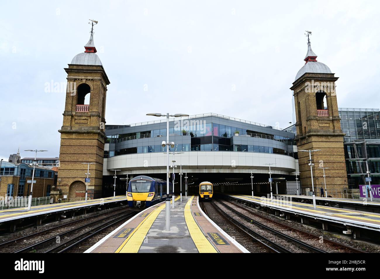 Londra, London City, UK-30 novembre 2021: Le torri gemelle e le piattaforme della stazione di Cannon Street a Londra. Foto Stock