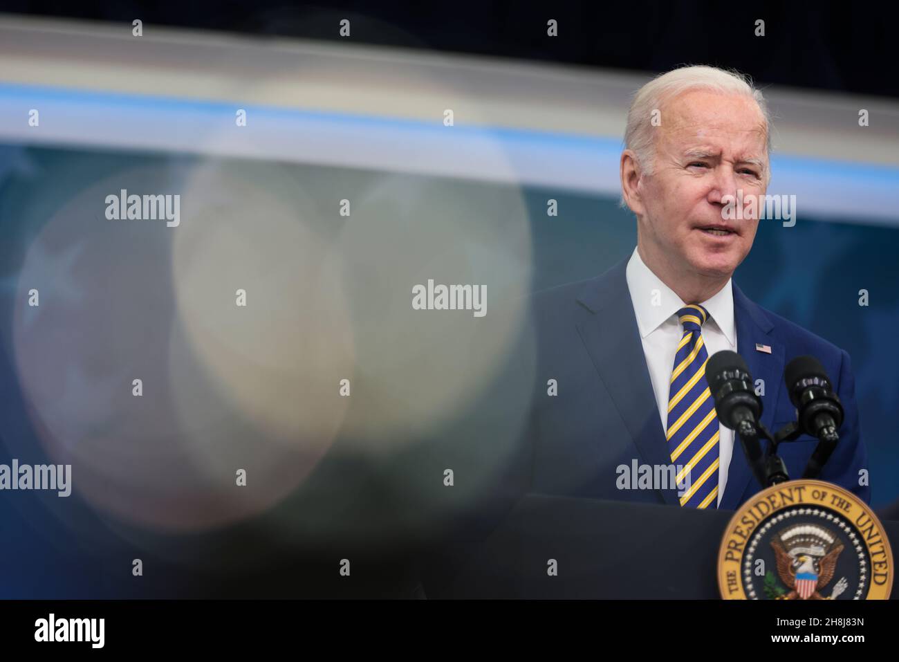 Il presidente Joe Biden firma nella legge S. 796, 'Protecting Moms Who servito Act del 2021, ' S. 894, 'Hire Veteran Health Heroes Act del 2021, ' S. 1031, «un disegno di legge che impone al Comptroller General degli Stati Uniti di condurre uno studio sulle disparità associate alla razza e all'etnia in relazione a taluni benefici amministrati dal Segretario degli Affari dei Veterani, E per altri scopi, ' e S.1095, 'Colonel John M. McHugh Tuition Fairness for Survivors Act del 2021' al South Court Auditorium della Casa Bianca di Washington, DC il 30 novembre 2021. Il vicepresidente Kamala Harris e il segretario Foto Stock