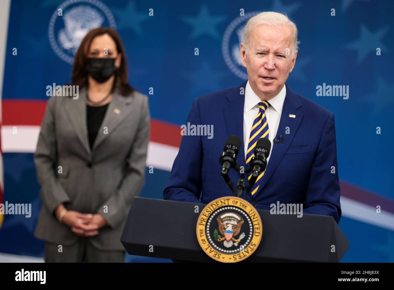 Il presidente Joe Biden firma nella legge S. 796, 'Protecting Moms Who servito Act del 2021, ' S. 894, 'Hire Veteran Health Heroes Act del 2021, ' S. 1031, «un disegno di legge che impone al Comptroller General degli Stati Uniti di condurre uno studio sulle disparità associate alla razza e all'etnia in relazione a taluni benefici amministrati dal Segretario degli Affari dei Veterani, E per altri scopi, ' e S.1095, 'Colonel John M. McHugh Tuition Fairness for Survivors Act del 2021' al South Court Auditorium della Casa Bianca di Washington, DC il 30 novembre 2021. Il vicepresidente Kamala Harris e il segretario Foto Stock