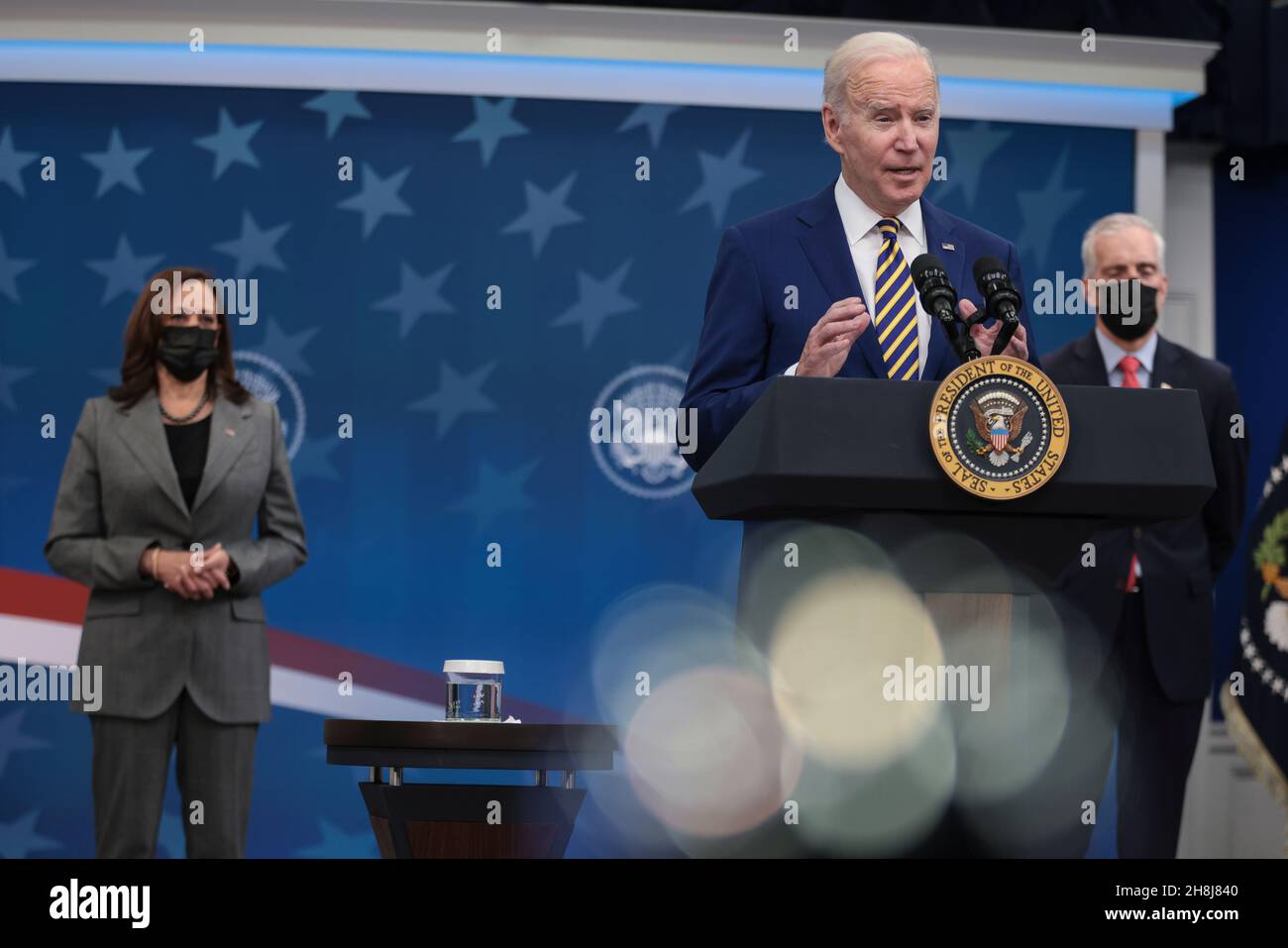 Il presidente Joe Biden firma nella legge S. 796, 'Protecting Moms Who servito Act del 2021, ' S. 894, 'Hire Veteran Health Heroes Act del 2021, ' S. 1031, «un disegno di legge che impone al Comptroller General degli Stati Uniti di condurre uno studio sulle disparità associate alla razza e all'etnia in relazione a taluni benefici amministrati dal Segretario degli Affari dei Veterani, E per altri scopi, ' e S.1095, 'Colonel John M. McHugh Tuition Fairness for Survivors Act del 2021' al South Court Auditorium della Casa Bianca di Washington, DC il 30 novembre 2021. Il vicepresidente Kamala Harris e il segretario Foto Stock