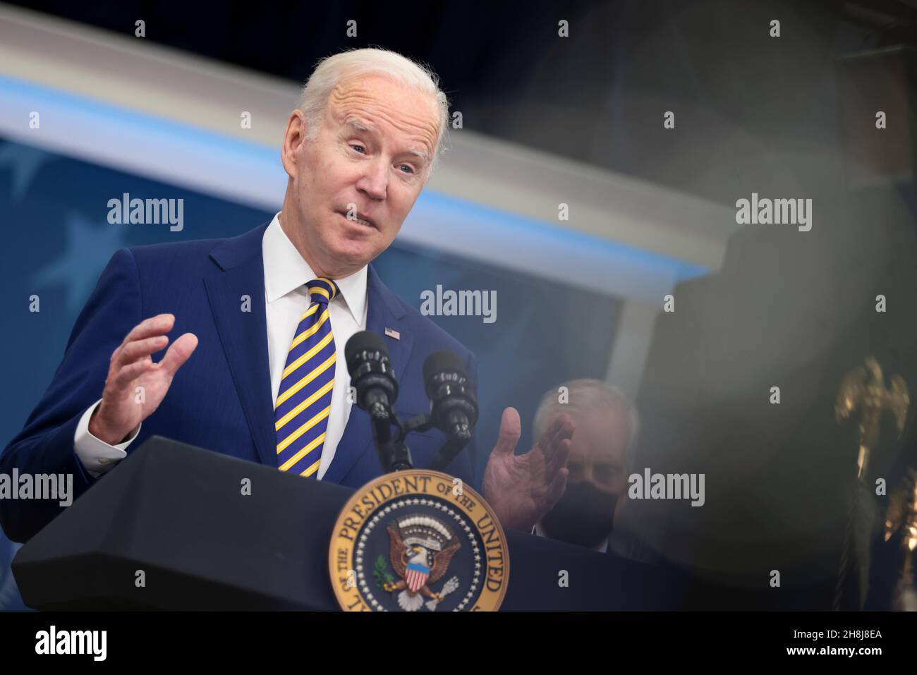 Il presidente Joe Biden firma nella legge S. 796, 'Protecting Moms Who servito Act del 2021, ' S. 894, 'Hire Veteran Health Heroes Act del 2021, ' S. 1031, «un disegno di legge che impone al Comptroller General degli Stati Uniti di condurre uno studio sulle disparità associate alla razza e all'etnia in relazione a taluni benefici amministrati dal Segretario degli Affari dei Veterani, E per altri scopi, ' e S.1095, 'Colonel John M. McHugh Tuition Fairness for Survivors Act del 2021' al South Court Auditorium della Casa Bianca di Washington, DC il 30 novembre 2021. Il vicepresidente Kamala Harris e il segretario Foto Stock