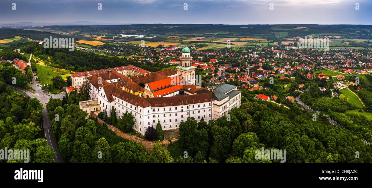 Pannonhalma, Ungheria - Vista panoramica aerea della bellissima millenaria Abbazia Benedettina di Pannonhalma (Pannonhalmi Apatsag) con cielo blu chiaro a Foto Stock