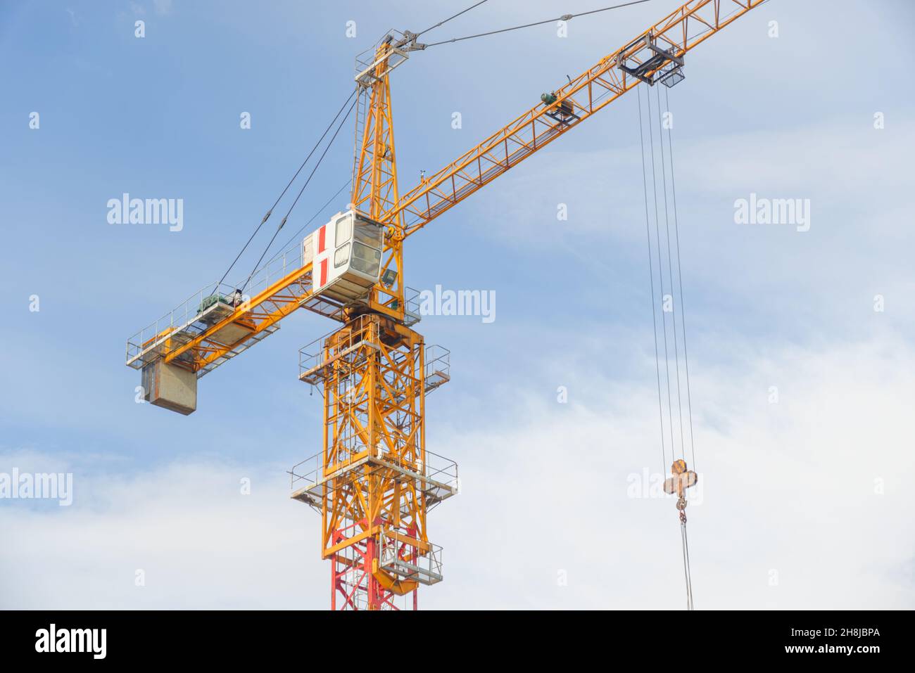 Cabina gru in primo piano in cantiere. Foto Stock