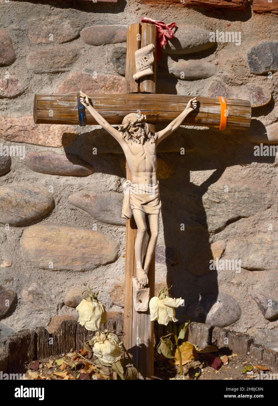 Un Crocifisso con Gesù sulla Croce presso lo storico Santuario di Chimayo a Chimayo, New Mexico USA. Foto Stock