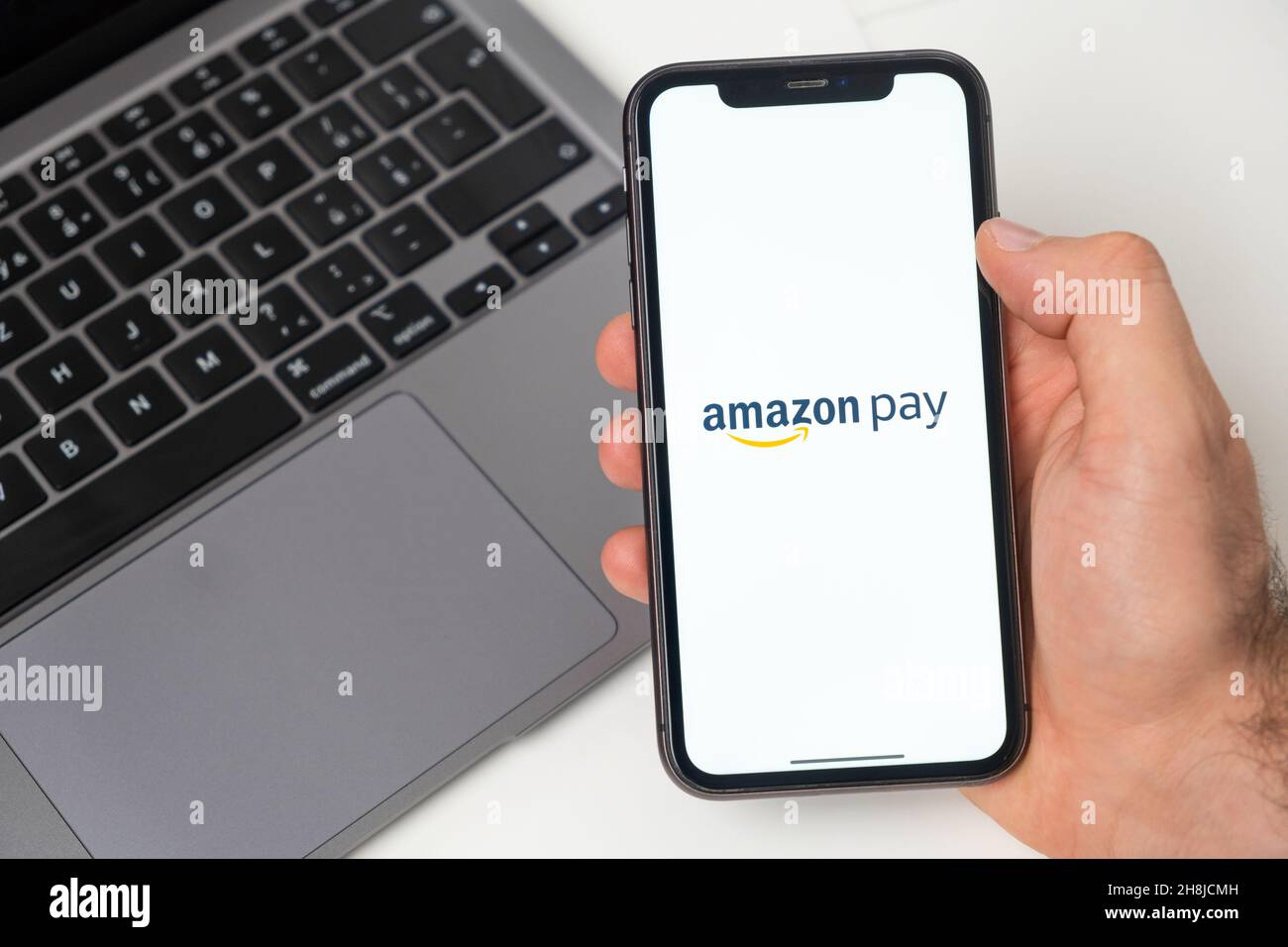 Logo Amazon Pay crypto wallet sullo schermo del telefono cellulare e del  notebook sullo sfondo, novembre 2021, San Francisco, USA. Novembre 2021,  San Francisco, USA Foto stock - Alamy