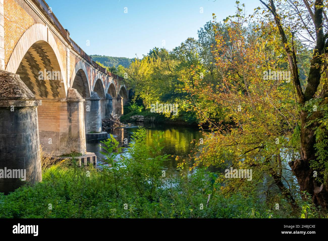 Ponte sul fiume Vezere a Les Eyzies. Francia. Foto Stock