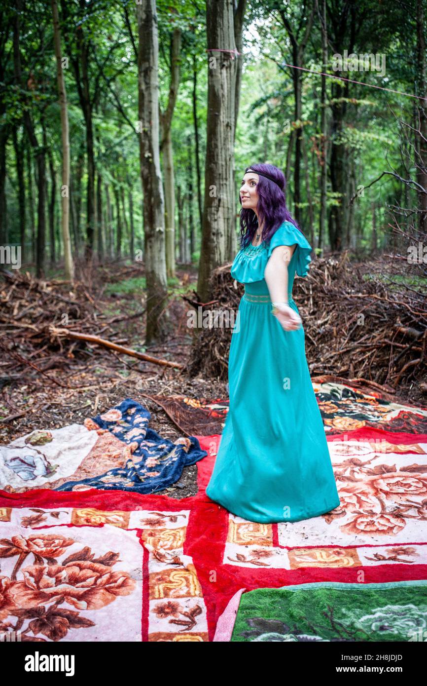 Hippie ragazza boho ballare in foresta Foto Stock