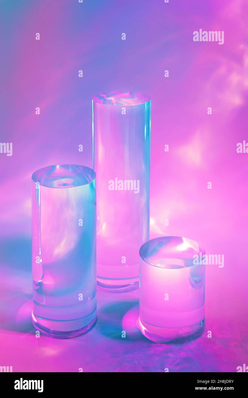 tre podi in vetro chiaro su sfondo rosa pastello Foto Stock