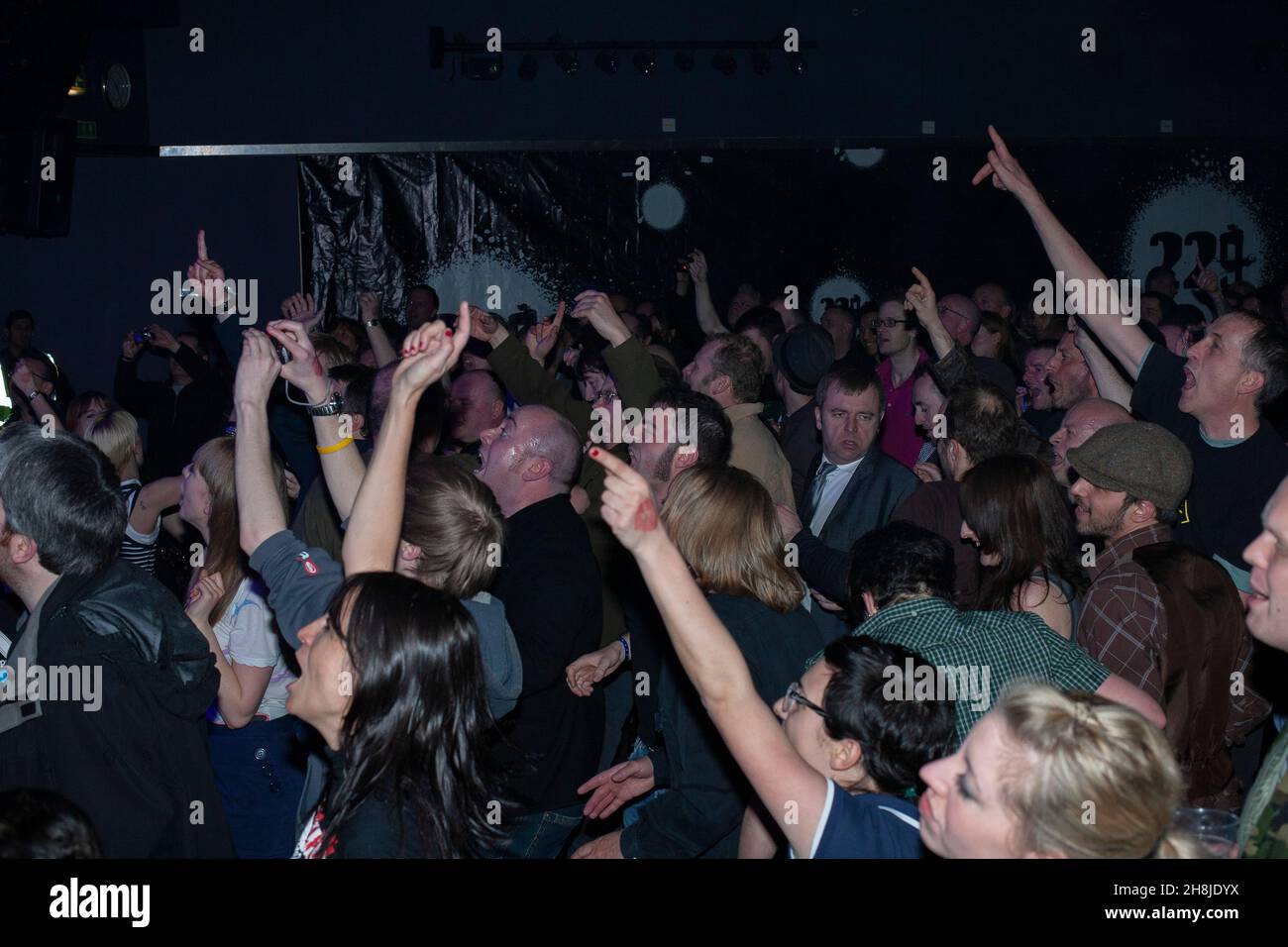 La folla di concerti di musica, le persone che godono di performance rock dal vivo Foto Stock