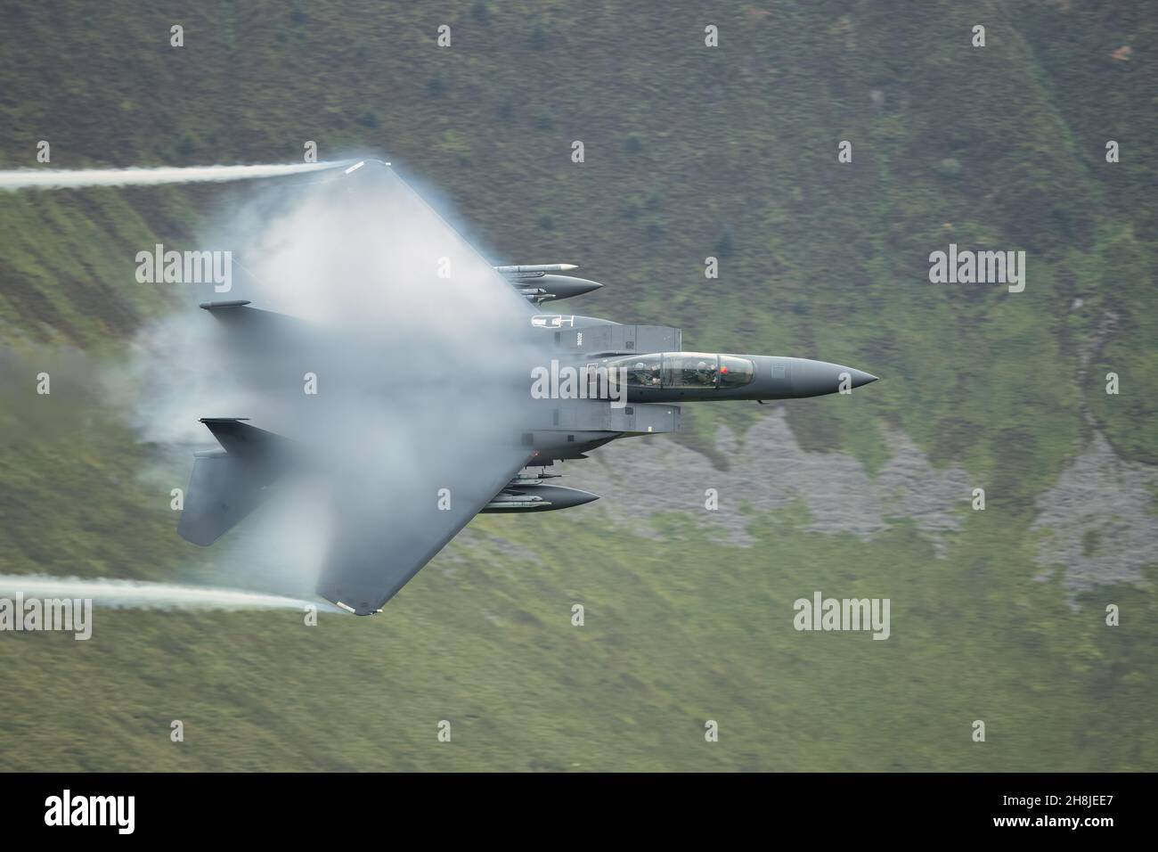 USAF F15 conduce un basso livello sortie attraverso il machloop nel Parco Nazionale di Snowdonia Foto Stock