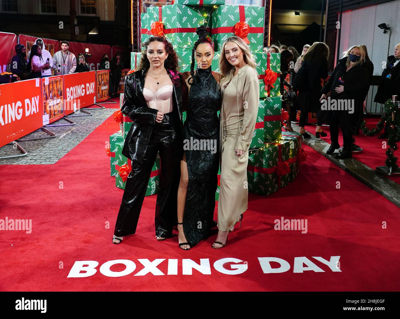 Jade Thirlwall, Leigh-Anne Pinnock e Perrie Edwards arrivano per la prima mondiale del Boxing Day al Curzon Mayfair Cinema nel centro di Londra. Data foto: Martedì 30 novembre 2021. Foto Stock