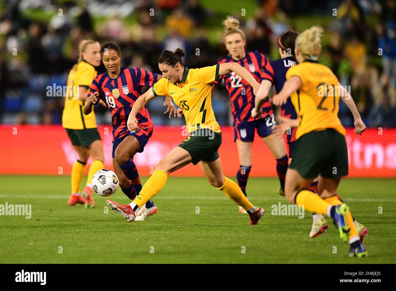 Newcastle, Australia. 30 Nov 2021. Emily Gielnik (C) della squadra nazionale di calcio delle donne australiane in azione durante la partita amichevole tra la squadra nazionale di calcio delle donne australiane (Matildas) e la squadra nazionale di calcio delle donne degli Stati Uniti (le stelle e le strisce) al MacDonald Jones Stadium.Final Score; Australia 1:1 Stati Uniti. (Foto di Luis Veniegra/SOPA Images/Sipa USA) Credit: Sipa USA/Alamy Live News Foto Stock